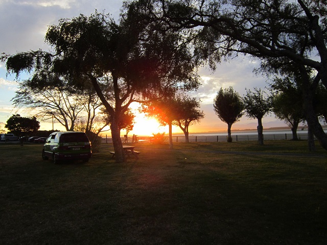 Ondergaande zon vanaf de camping in Nelson